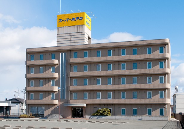 スーパーホテル松阪の松阪ICから車で17分の好立地、駐車場も完備
