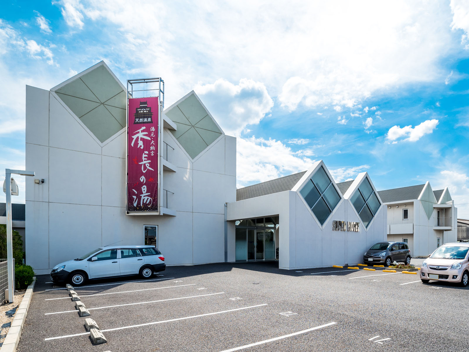 スーパーホテル奈良・大和郡山の郡山ICから車で9分の好立地、無料駐車場も完備