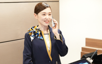 お客様にご案内をしているスタッフ